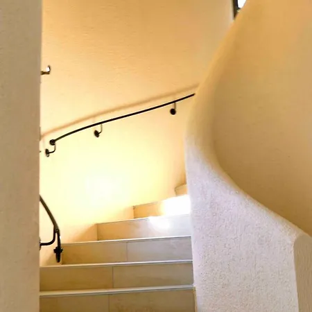 Appartement Vue Cap D'antibes - Balcon - Résidence Privée Gardée - 80m2